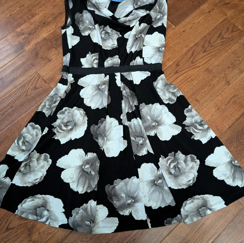 EUC Simply Vera Vera Wang Sleeveless Dress Black Gray White Floral Size Small - Picture 2 of 11